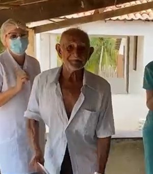 Agricultor de 89 anos comemora vacinação dançando 'Bum Bum Tam Tam' no Ceará