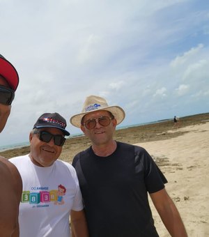 Anderson Silva é fotografado ao lado de Paulo Nunes na Praia de São Bento, em Maragogi