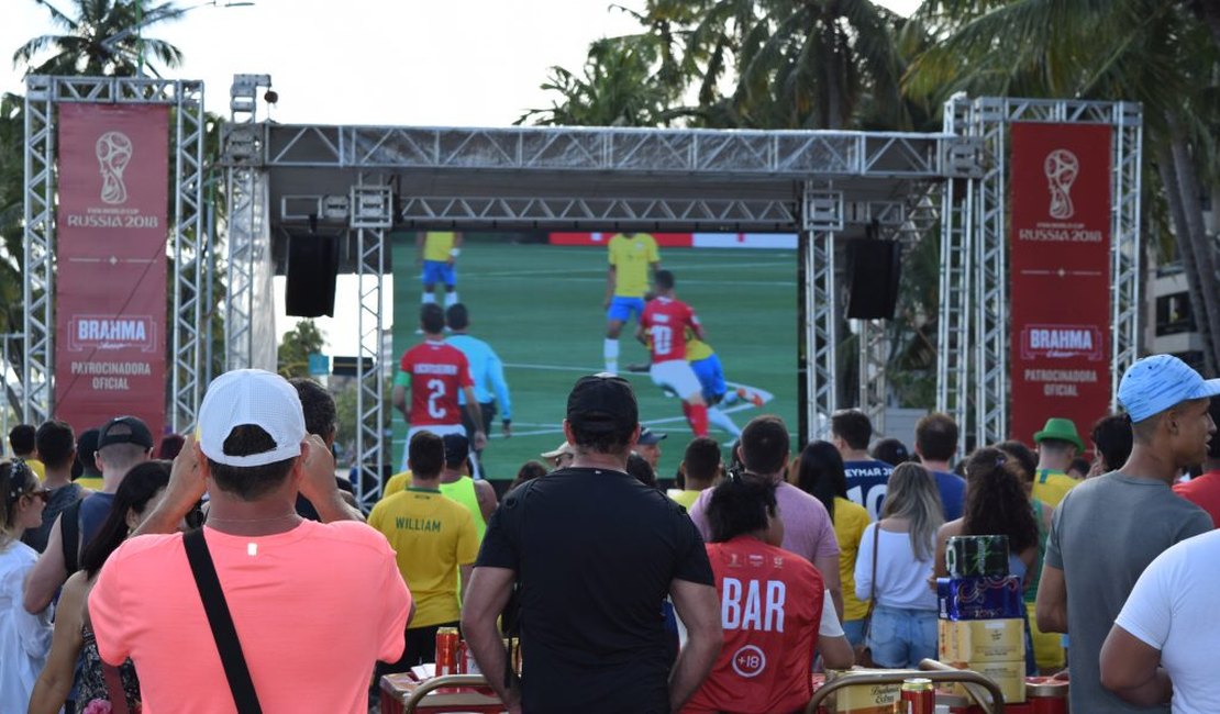 Brasil X Bélgica: telão da Copa reúne torcida na orla