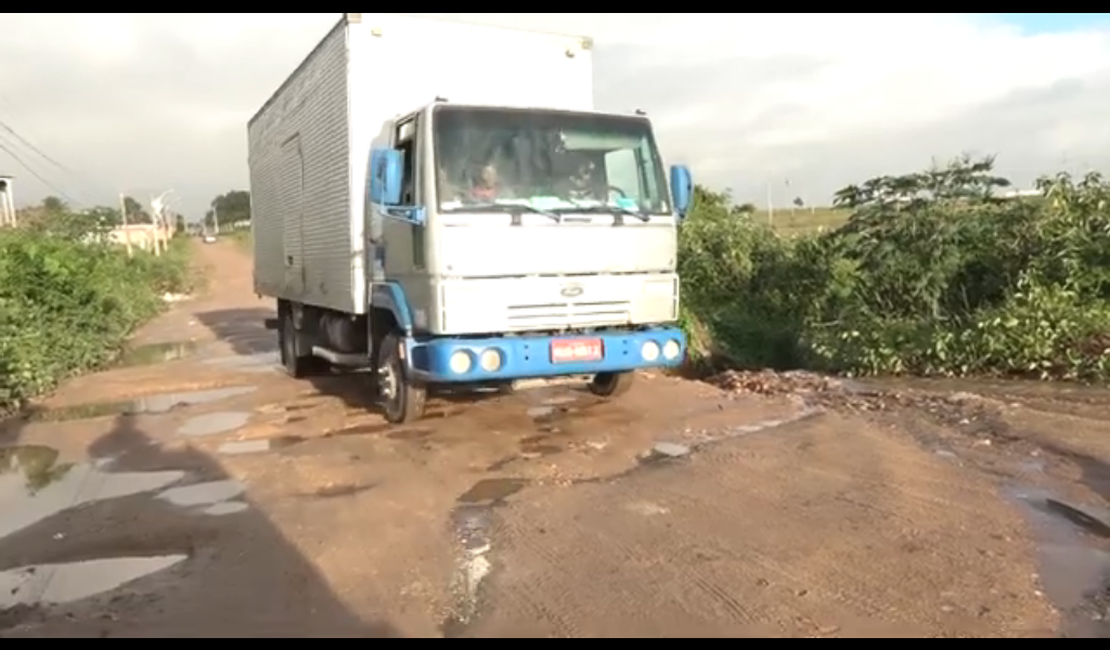 [Vídeo] Buracos causam acidentes na rua Miguel Tertuliano, em Arapiraca