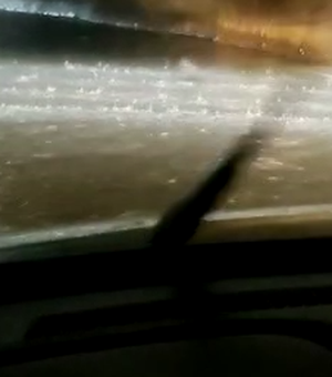 [Vídeo] Túnel do Viaduto da PRF fica bloqueado após alagamento