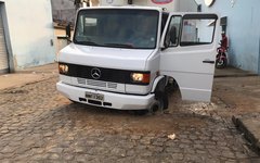 Caminhão cai em buraco e fica preso no bairro Alto Cruzeiro