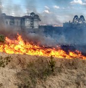 Incêndio em vegetação assusta moradores no bairro do Feitosa