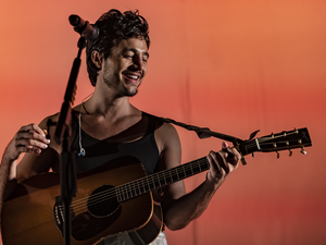 Tiago Iorc se apresenta em Maceió neste sábado (22) com a turnê 'Daramô'