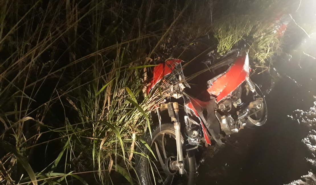 Moto com faróis apagados atropela ciclista na AL 115, em Arapiraca 