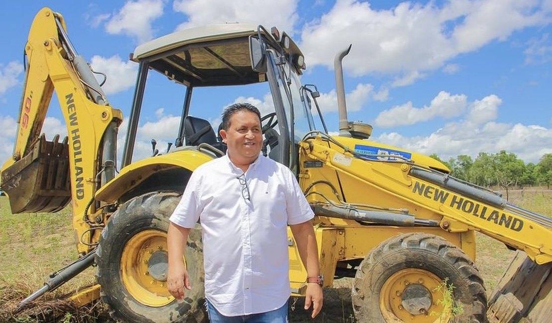 Prefeito é acusado de abandonar agricultores e oposição faz aração de terra em Minador do Negrão