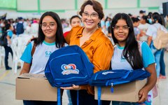 Kits foram entregues pela prefeita Tainá Veiga e pela secretária municipal de Educação, Joana D'arque