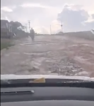 [Vídeo] Devido à buraqueira, estrada que dá acesso ao Sítio Fernandes tem sido alvo constante de criminosos
