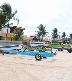 Operação apreende carroças de lanchas na Praia de Maragogi