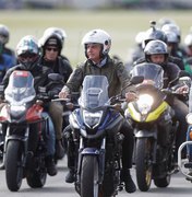 Bolsonaro faz passeio de moto em homenagem ao Dia das Mães