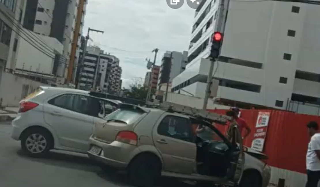 Colisão deixa trânsito lento no bairro do Poço