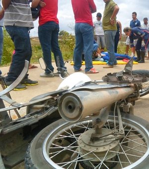 Carro de autoescola se envolve em acidente no Lago da Perucaba