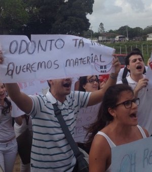 Estudantes de odontologia fazem protesto na Ufal