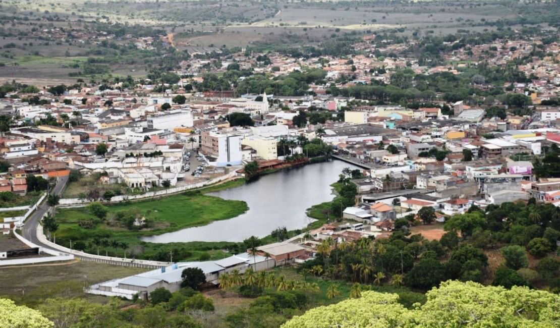 Jacaré é resgatado 'passeando' em via pública na cidade de Palmeira dos Índios