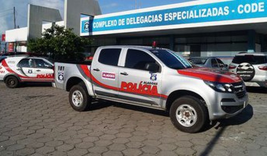 Dupla é presa após roubar celular no bairro do Jacintinho, em Maceió 