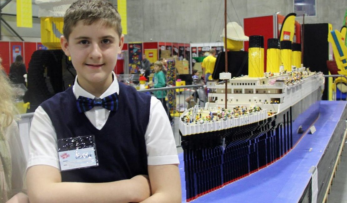 Garoto com autismo constrói réplica do Titanic com 56 mil peças de Lego