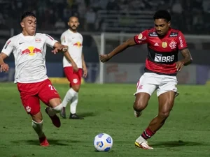 Vitinho comenta trajetória no Flamengo e avisa: 'Quero continuar conquistando títulos'