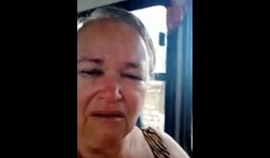 Idosa se machuca após ser atingida por barra de apoio em ônibus