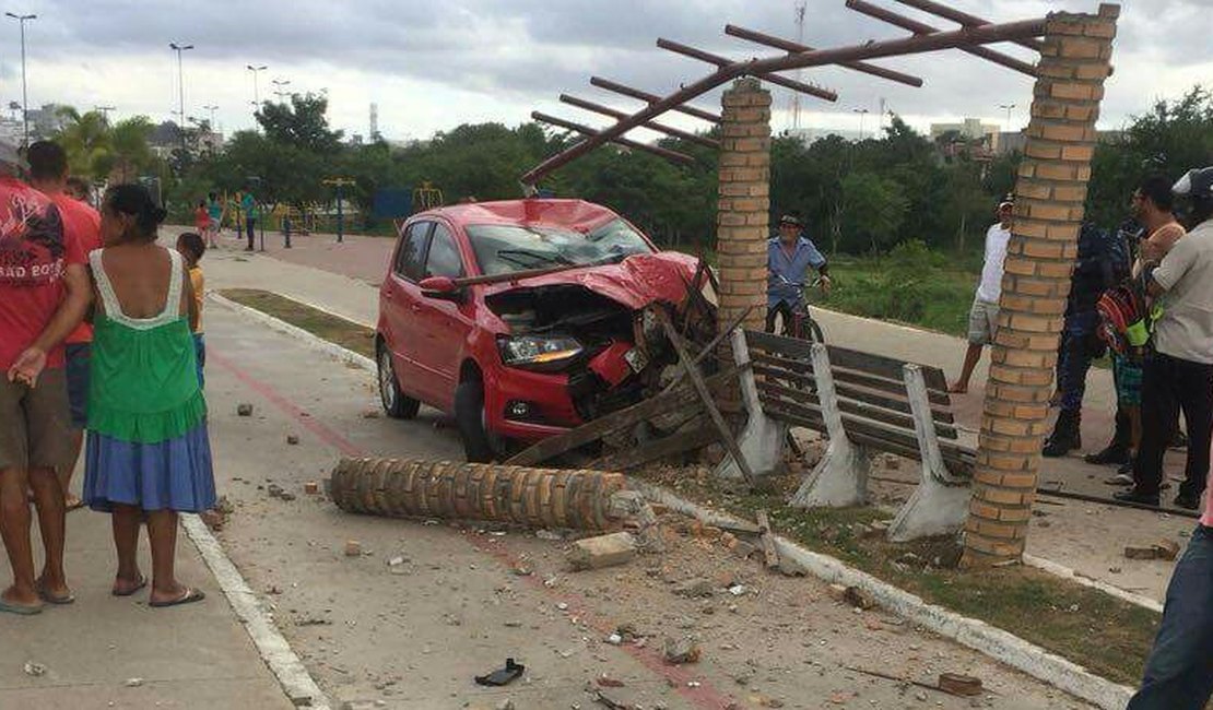 Motorista perde controle do carro e derruba estrutura no Bosque das Arapiracas
