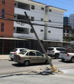 Poste ameaça cair em rua da Ponta Verde em Maceió