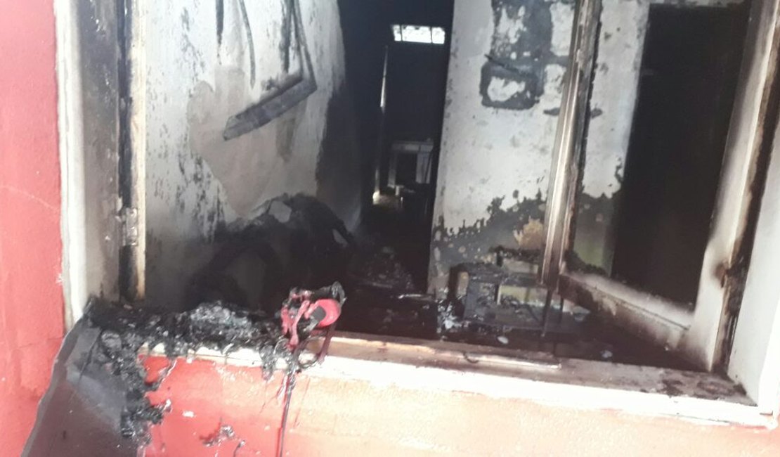Casa pega fogo no bairro Bom sucesso em Arapiraca