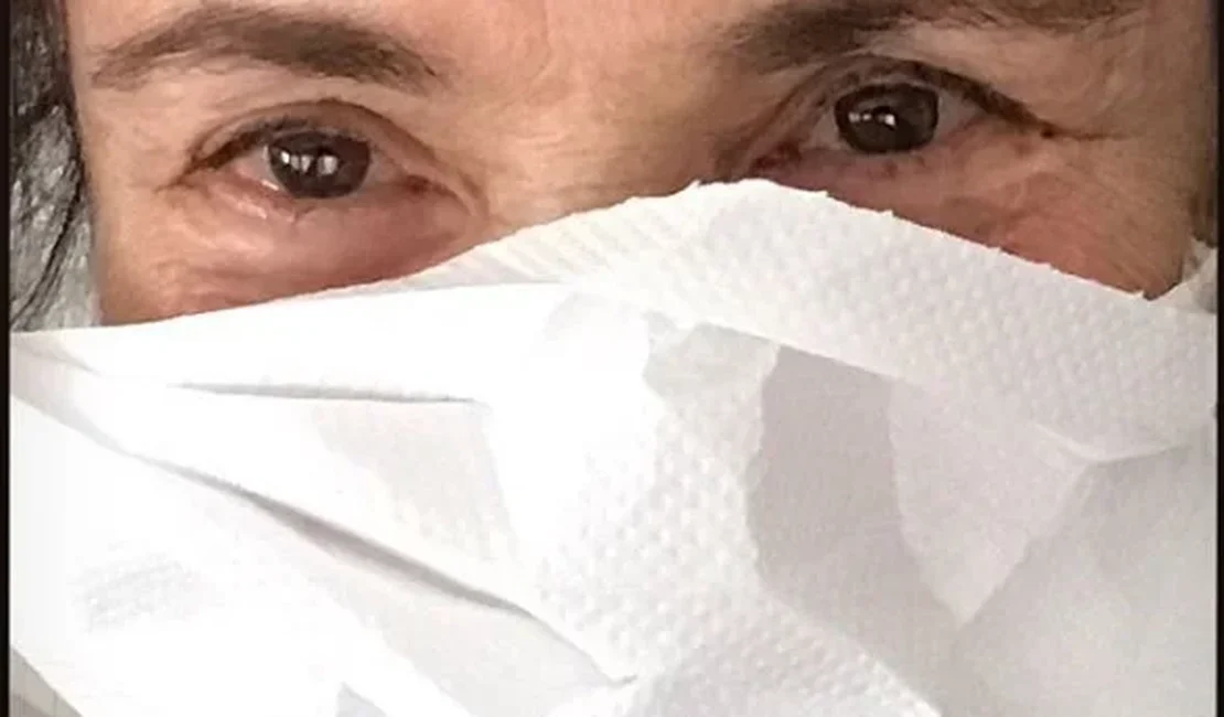 Regina Duarte ironiza coronavírus com máscara de papel toalha