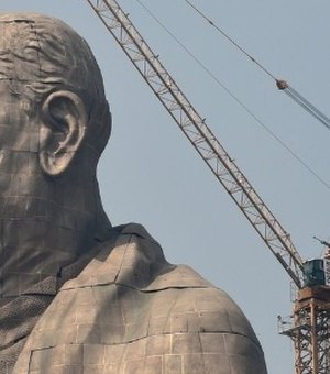 Estátua mais alta do mundo é inaugurada nesta quarta (31) e revolta agricultores na Índia