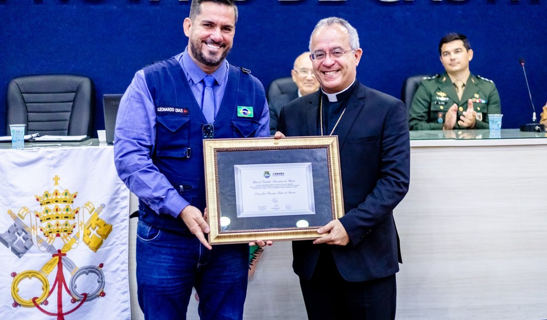 Leonardo Dias entrega Título de Cidadão Honorário ao bispo-auxiliar do Ordenariado Militar do Brasil