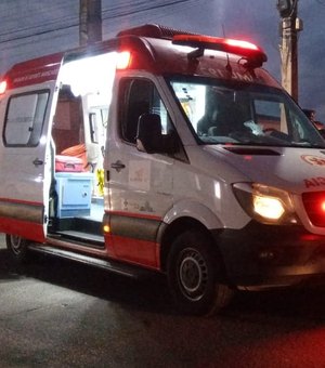 Carro capota e motorista fica ferido na Avenida da Paz, em Maceió