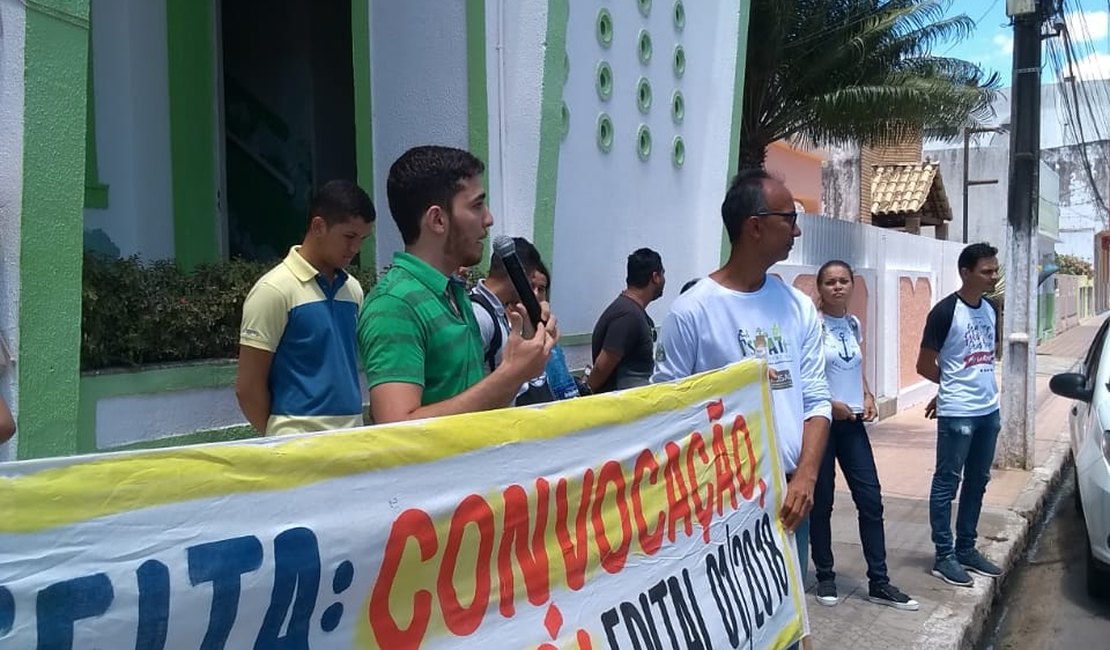 Concursados de Major Izidoro protestam por nomeações