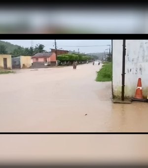 [Vídeo] Águas das chuvas invadem ruas de Jacuípe