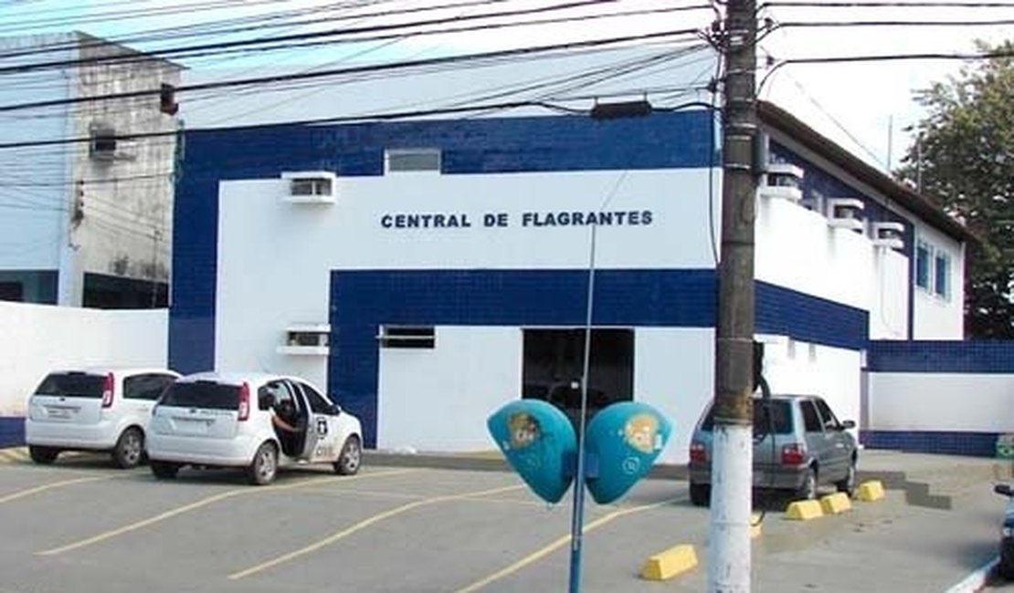 Jovens são detidos com maconha, dinheiro e pedras de crack no Jacintinho