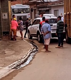 Carro e reboque de caminhão colidem em Jundiá
