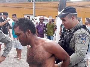 Homem é linchado por populares após tentar roubar celular no Jacintinho