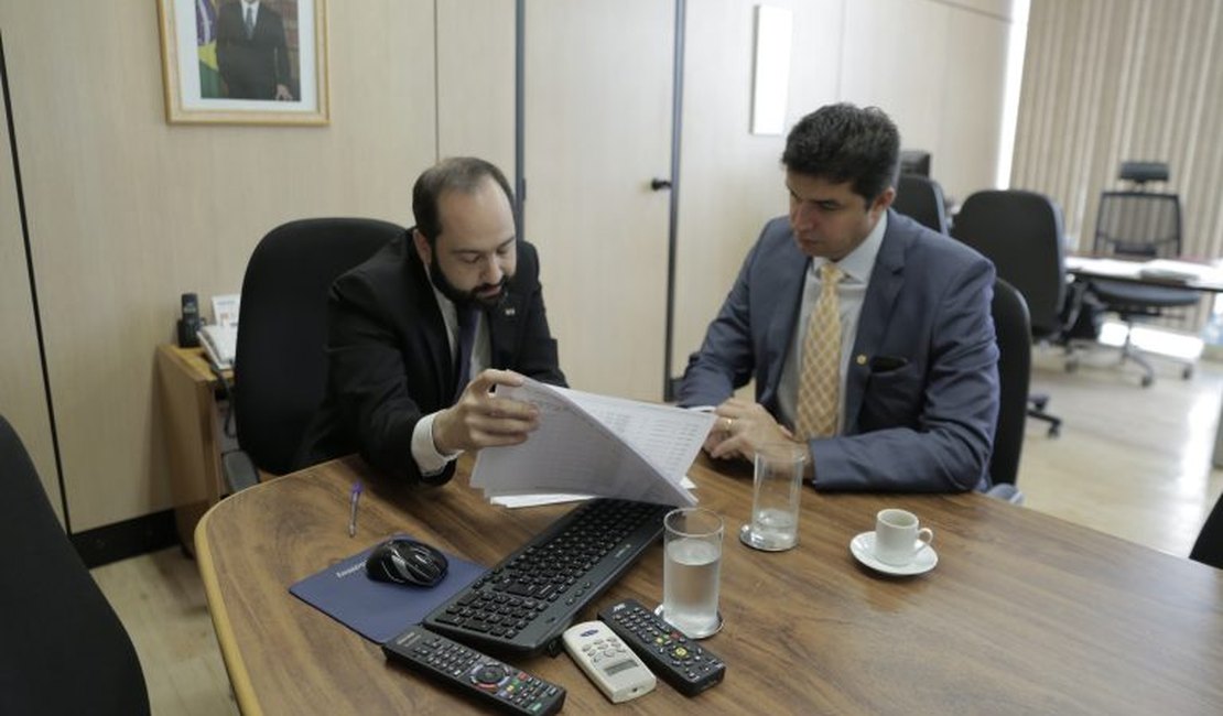 Em Brasília, Rui Palmeira discute liberação de recursos para educação