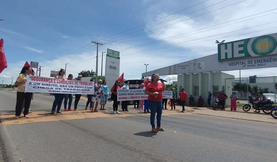 Trabalhadores do Hospital de Emergência do Agreste, Samu e Hemoal fazem protesto em Arapiraca