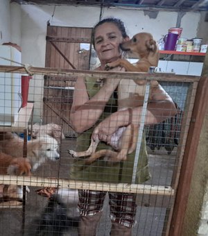 Protetora arapiraquense faz aniversário e pede ração de presente para alimentar animais resgatados