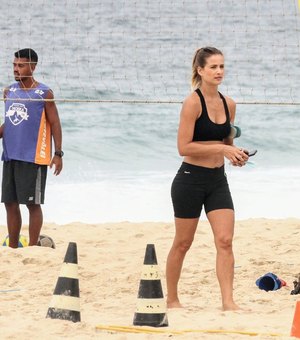 Luiza Valdetaro treina pesado e faz circuito na praia do Leblon, no Rio