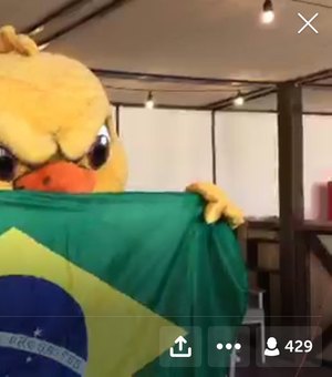 Loiro misterioso e Canarinho Pistola se encontram para o jogo do Brasil