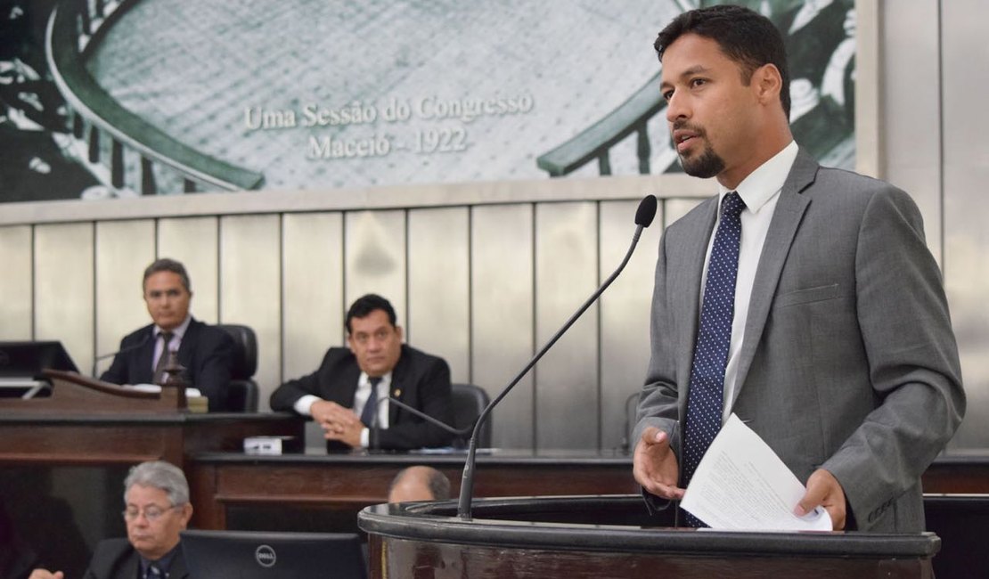 Rodrigo Cunha cobra transparência e sugere instalação de ponto eletrônico