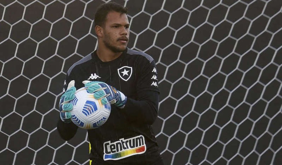 CSA mostra interesse em ficar com Igo, e permanência do goleiro no Botafogo para 2022 se complica