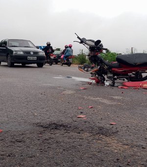 [Vídeo] Acidente entre carro e moto deixa uma pessoa ferida na Baixa Grande em Arapiraca