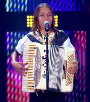 Garoto alagoano que surpreendeu os jurados do The Voice Kids toca sanfona desde os três anos de idade