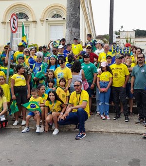 Apoiadores do Governo Bolsonaro se reúnem em frente de igreja em Palmeira dos Índios
