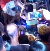 Homem chuta mulher no rosto enquanto ela dançava no palco em show na BA