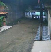Vídeo mostra momento em que carro é furtado em frente à residência