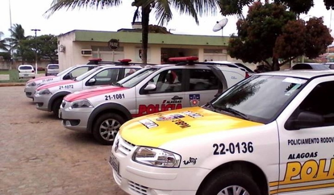 Bandidos invadem residência e levam veículo