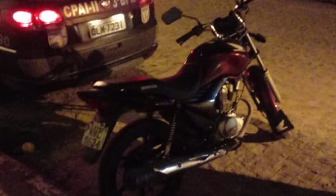 Motocicleta abandonada no Centro de Arapiraca é recuperada pela Polícia Militar