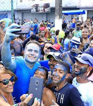 Governador prestigia desfile do tradicional bloco Tudo Azul, em Murici 