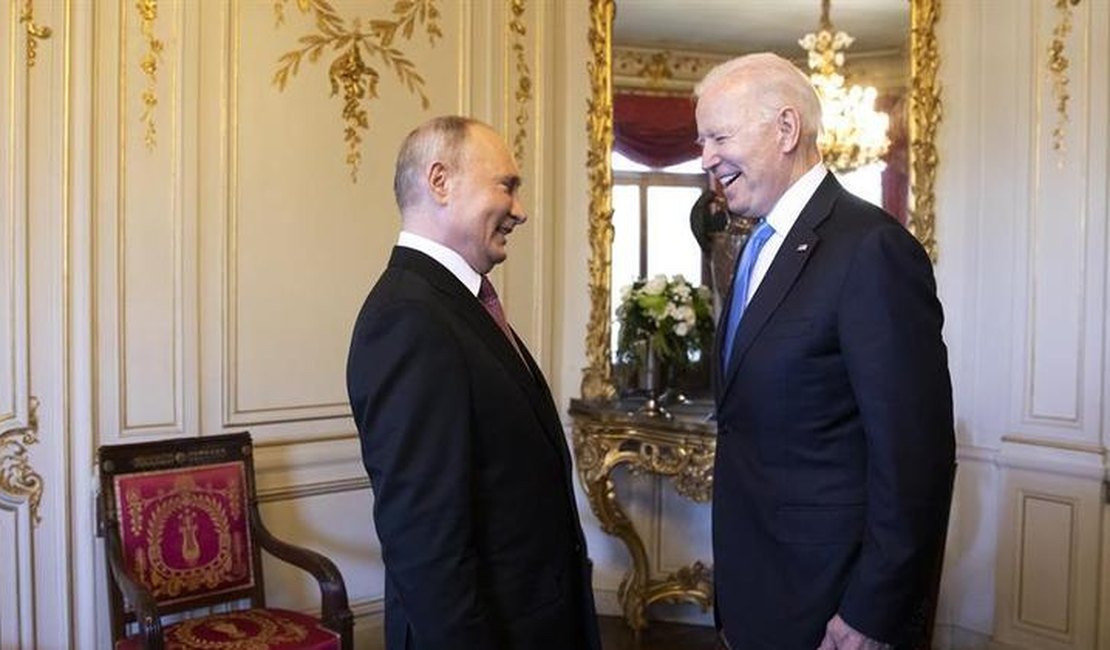Joe Biden e Vladimir Putin conversarão neste sábado (12)